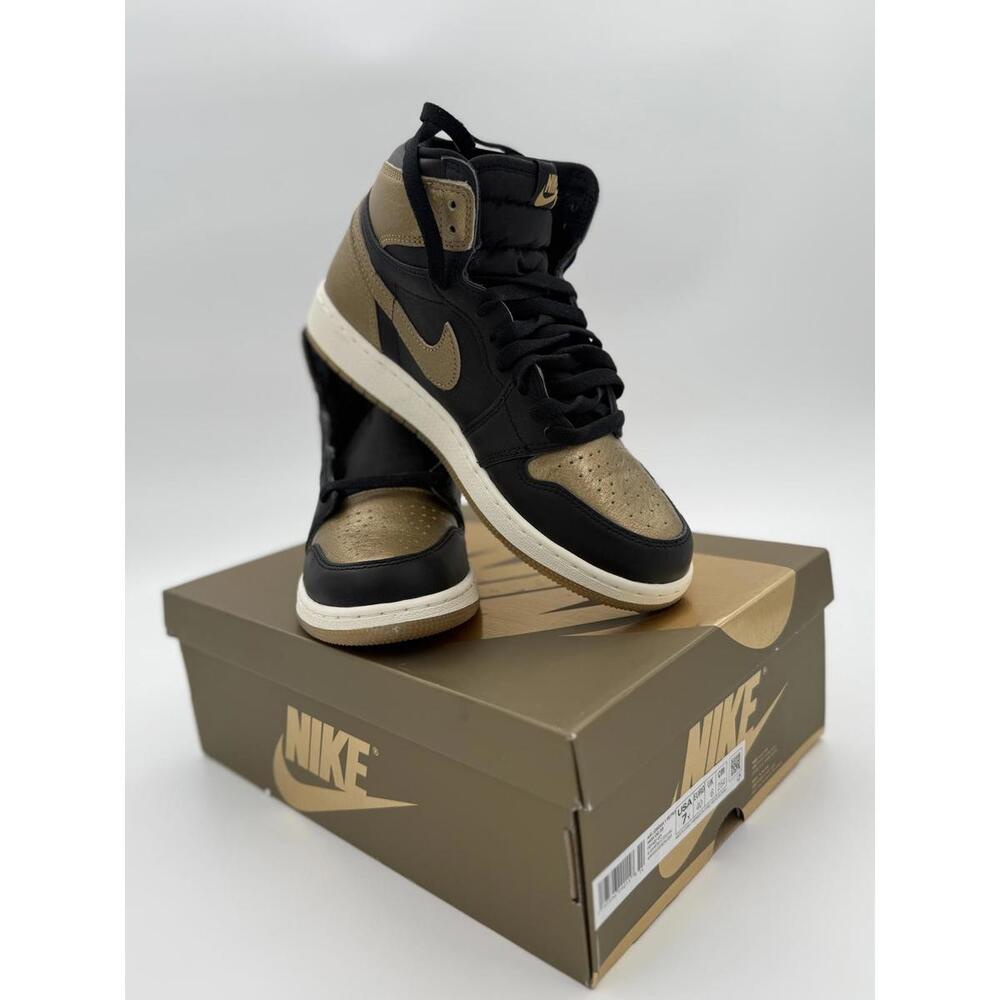 Nike Air Jordan 1 Retro High OG Sneaker - Black and Gold, Size 7Y/8.5W